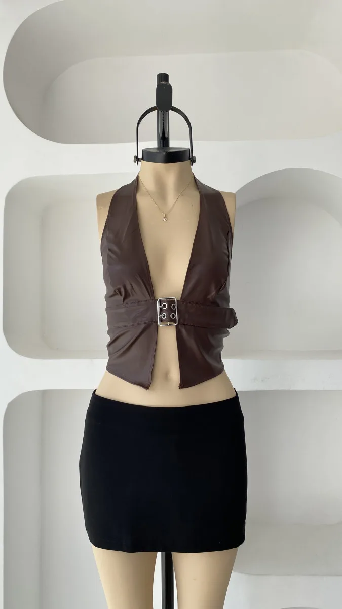 Top cuerina broche