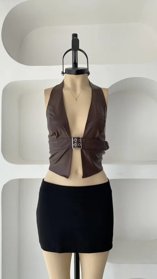 Top cuerina broche